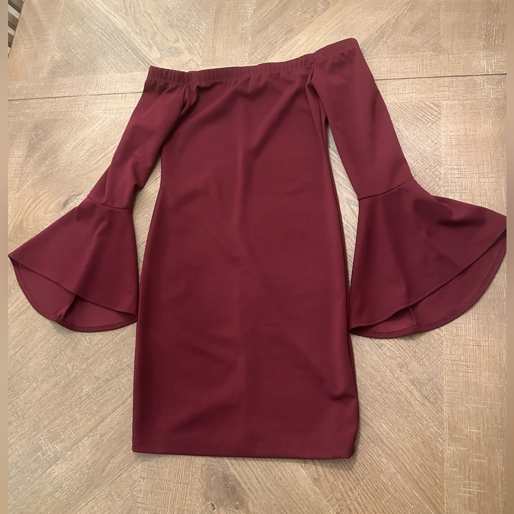G by Guess Burgundy off the shoulder dress size small.   ♥️